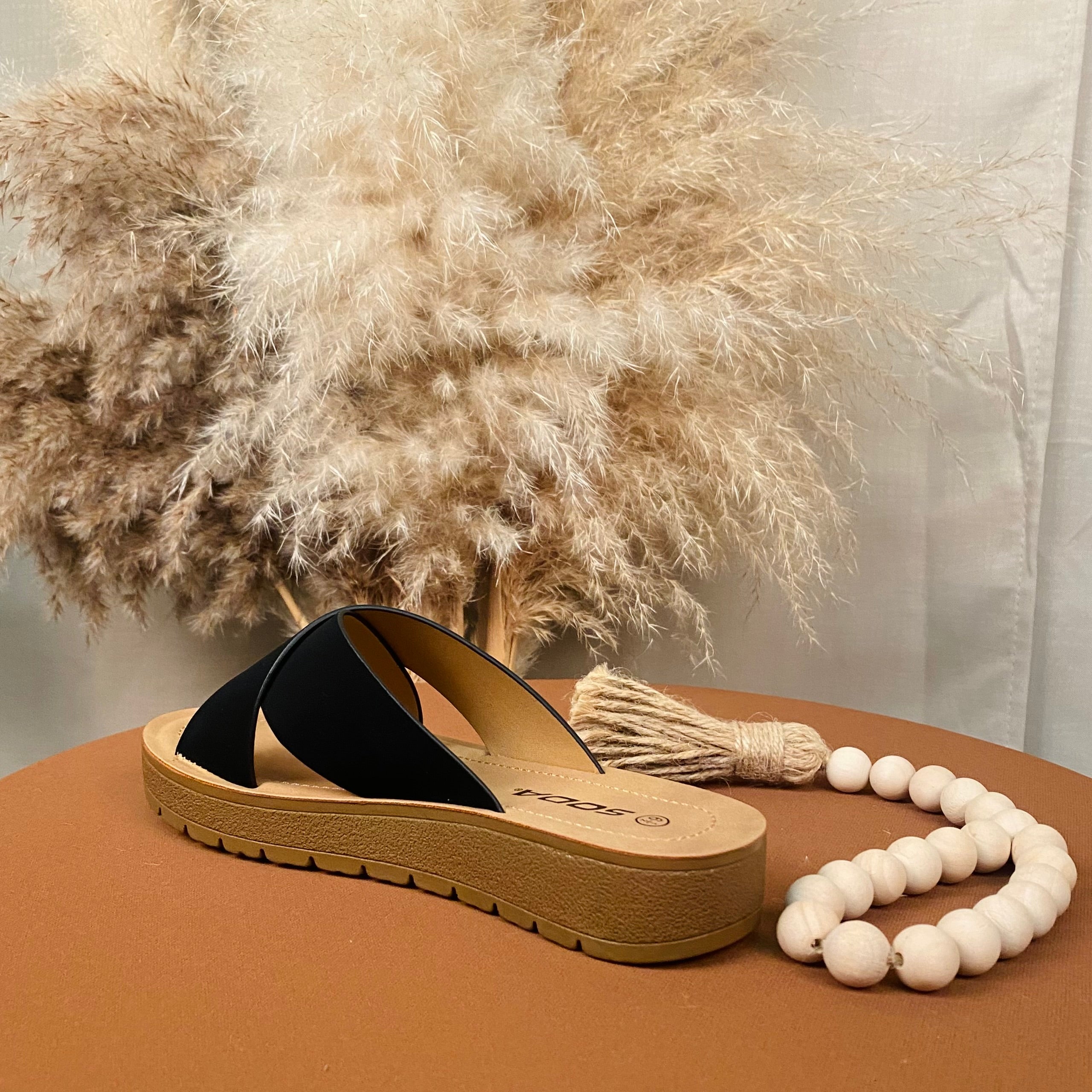 Eliana Sandals (Black)