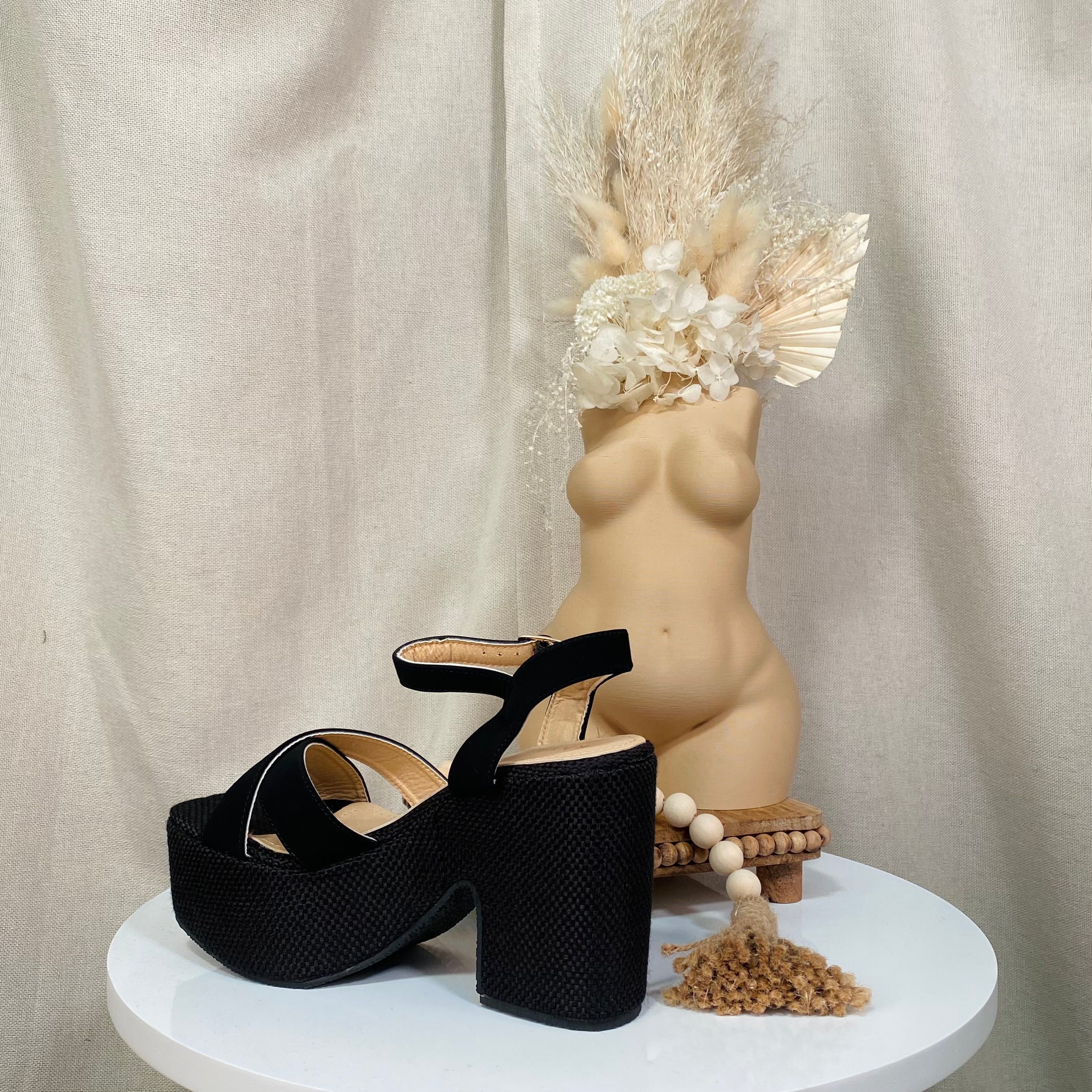 Raya Wedges (Black)